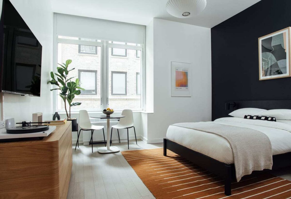 Prins van Hola Pola Home in New York 1